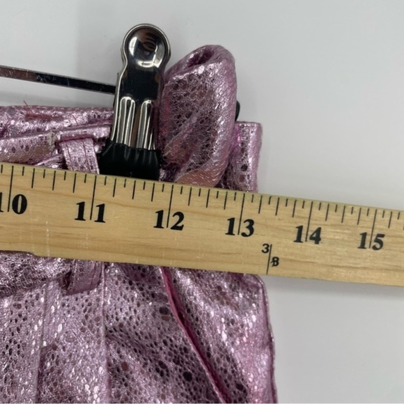 Pretty little thing Pink Tie Waist Cracked Vinyl Crop Trousers - Picture 5 of 10